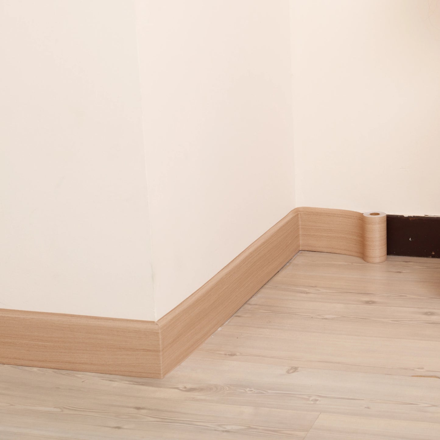1 rotolo di adesivi murali per battiscopa con venature del legno imitazione addensata, decorazione autoadesiva per l'angolo della parete della camera da letto del soggiorno